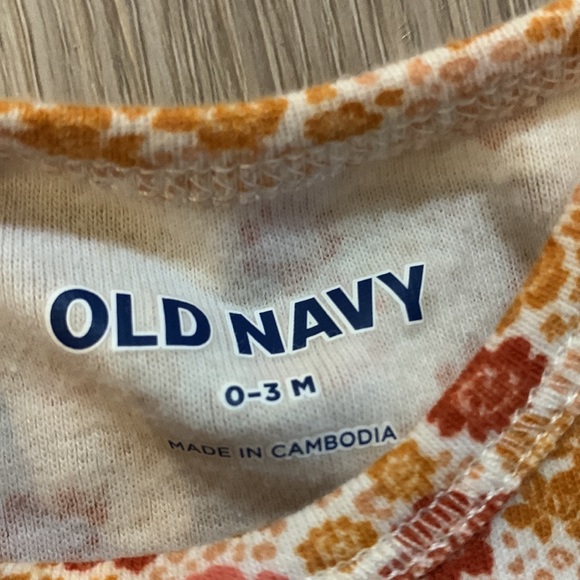 🌺 4/$20 🌺 Set of 2 Old Navy 0-3 mo body suits - Picture 7 of 7